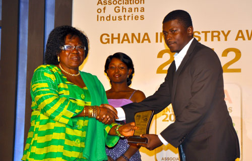 Mrs Leticia Osafo-Addo, former Vice President of the AGI, presenting award for Electricals and Eletronics sector to Nana Kwame Oteng-Gyasi, Business Development Manager of Tropical Cable and Conductor Ltd